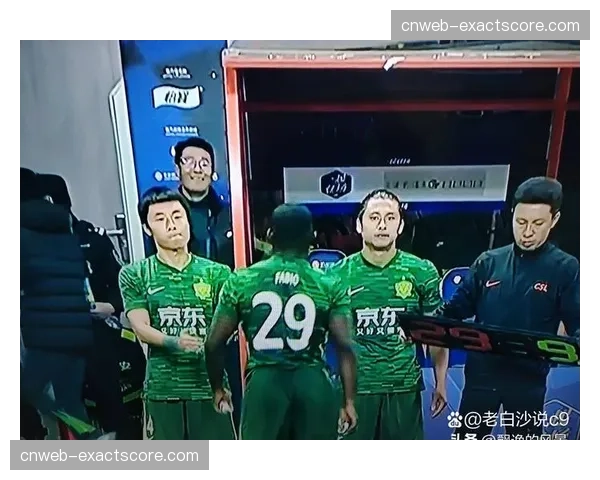 国安后卫柏杨失误致丢球后,队长于大宝上前安慰鼓励 国安后卫柏杨失误致丢球后,队长于大宝上前安慰鼓励