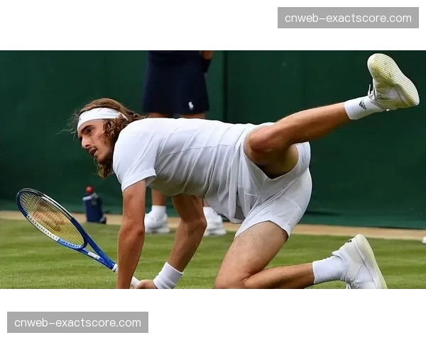 特写:比赛结束后,西西帕斯为看台上等候的小球迷签名十分钟